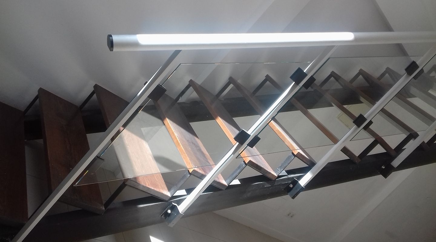 Escalera de hierro y madera con baranda de acero y cristal cantos pulidos montada en Arecife